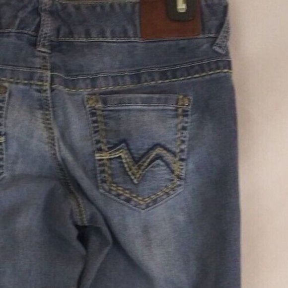 Maurices Women's Distressed Whiskered Embroidered Bootcut Jeans Size 3/4 Short - Picture 4 of 9
